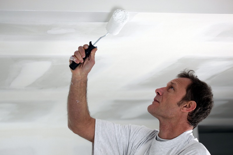 как самостоятельно покрасить потолок